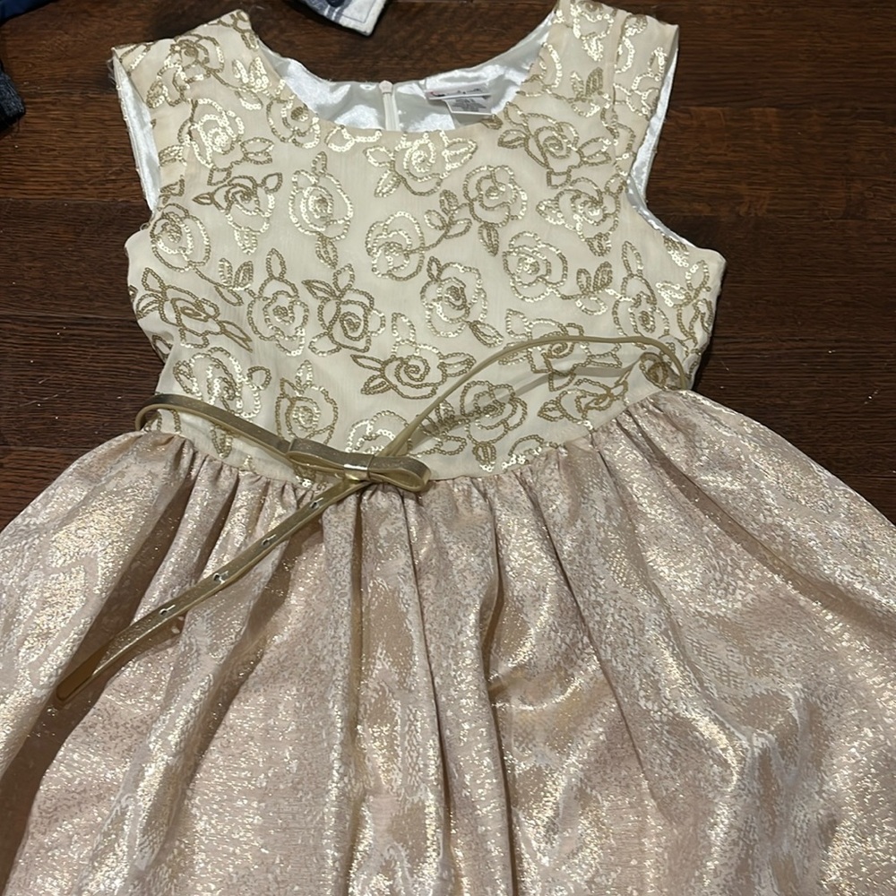 Emily west pretty dress!!